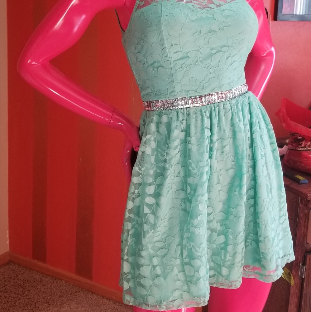 Lace dress - Picture 2 of 7